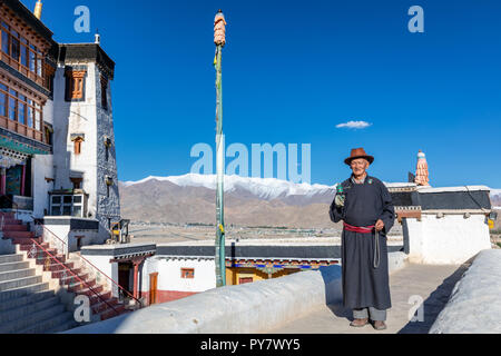 Älterer Mann mit einer Gebetsmühle an spituk Gompa, Leh, Ladakh, Indien Stockfoto