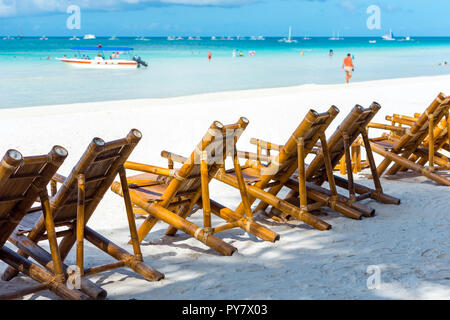Bambus liegen am Strand, Boracay, Philippinen. Mit selektiven Fokus  Stockfotografie - Alamy