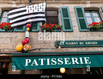 Flagge Bretagne Fliegen außerhalb Fischerhaus (jetzt eine Patisserie) nannte die Gwenn-ha-du, (weiß und schwarz) auf Bretonisch. Concarneau Bretagne Stockfoto