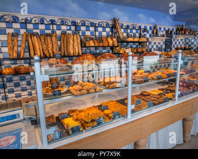 Boulangerie Französische Patisserie mit einer Auswahl an feinen hausgemachten Broten und Gebäck Preisetiketten in Euros Vannes Bretagne Frankreich Stockfoto