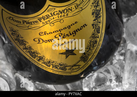 Dom Perignon label Close up in der Champagne Ice Bucket mit Eis reflektieren die Wellen des Lichtes auf vintage Perignon champagner Etikett in Fine Dining Lage Stockfoto