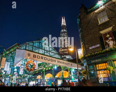 Weihnachten Borough Market außen Eingang & Weihnachten Shopper, Lichter Nacht mit Weihnachten Kränze Shard London Tower hinter Southwark London UK Stockfoto