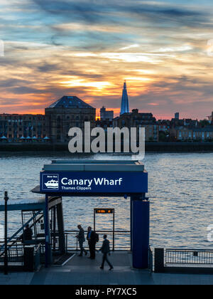 CANARY WHARF PENDLER Pier Einbootstelle für Thames Clipper Flussschiffe, Columbia Wharf Shard, & Ort Gebäude hinter, Canary Wharf, London, Großbritannien Stockfoto