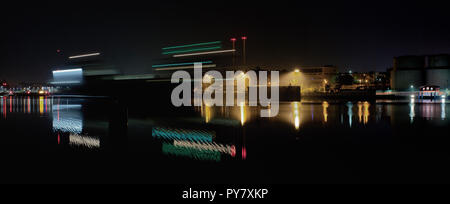 Ein Schiff, kurz nachdem sie durch den Kanal Eingang Schleusen. Stockfoto