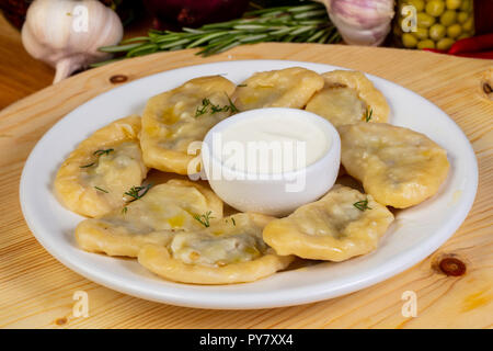 Ucrainian Knödel - vareniki mit Cherry Stockfoto