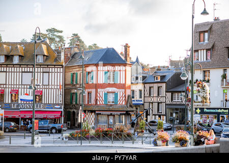 TROUVILLE, Frankreich - September 06, 2017: Street View mit bunten Gebäude in Trouville, berühmte französische Stadt in der Normandie Stockfoto