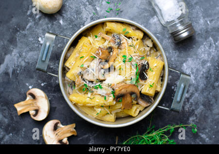 Cremige Pilze Pasta mit frischem Thymian und Parmesan in einem Vintage Topf, italienische Küche Stockfoto
