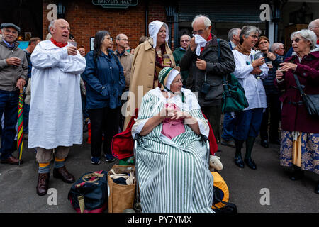 Die Menschen gekleidet in der Tracht der Bierkonsum bei der jährlichen 'Dancing in der Alten "Harveys Brewery Yard die Rückkehr zu Der 'w Feiern Stockfoto