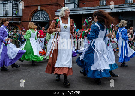 Weibliche Morris Tänzer bei der 'Dancing in der Alten' Fall bei Harveys Brauerei Zum Feiern Der "Winter Warmer'Ale, Lewes, Großbritannien Stockfoto