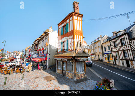 TROUVILLE, Frankreich - September 06, 2017: Street View mit bunten Gebäude in Trouville, berühmte französische Stadt in der Normandie Stockfoto