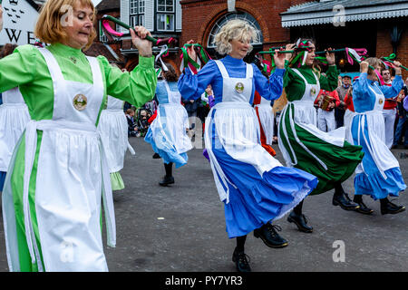 Weibliche Morris Tänzer bei der 'Dancing in der Alten' Fall bei Harveys Brauerei Zum Feiern Der "Winter Warmer'Ale, Lewes, Großbritannien Stockfoto