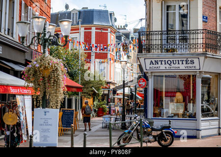 TROUVILLE, Frankreich - September 06, 2017: Street View mit schönen Gebäuden in Trouville, berühmte französische Stadt in der Normandie Stockfoto