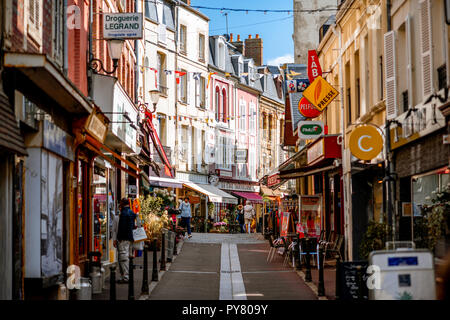 TROUVILLE, Frankreich - September 06, 2017: Street View mit schönen Gebäuden in Trouville, berühmte französische Stadt in der Normandie Stockfoto