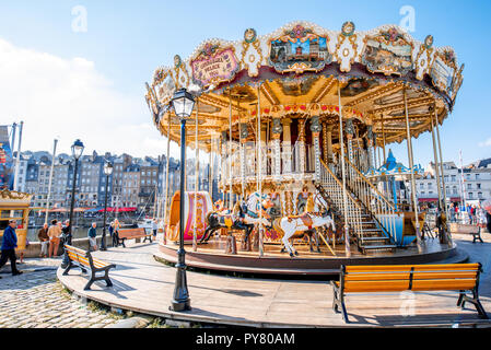 HONFLEUR, Frankreich - September 06, 2017: Circus Karussell in der Nähe des Hafens von Honfleur, berühmte französische Stadt in der Normandie Stockfoto