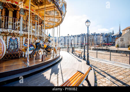 HONFLEUR, Frankreich - September 06, 2017: Circus Karussell in der Nähe des Hafens von Honfleur, berühmte französische Stadt in der Normandie Stockfoto