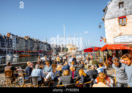 HONFLEUR, Frankreich - September 06, 2017: Die Menschen in den Cafes und Restaurants in der Nähe der Hafen der Altstadt von Honfleur, Normandie Frankreich Stockfoto