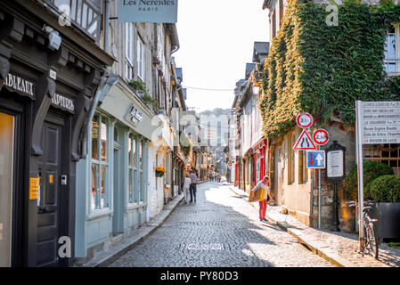 HONFLEUR, Frankreich - September 06, 2017: Street View mit alten Gebäuden und Touristen in Honfleur, berühmte französische Stadt in der Normandie Stockfoto