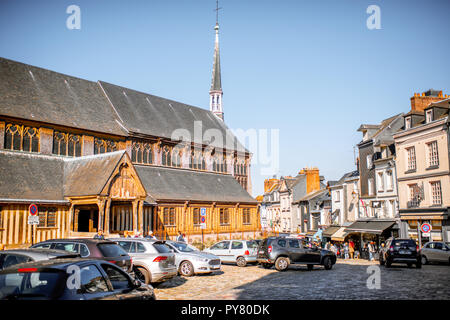 HONFLEUR, Frankreich - September 06, 2017: Street View mit Saint Catherine alte Holzkirche in Honfleur, berühmte französische Stadt in der Normandie Stockfoto