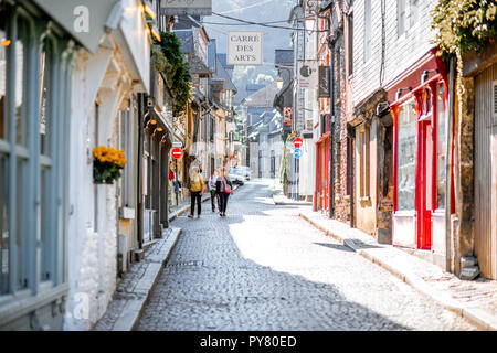 HONFLEUR, Frankreich - September 06, 2017: Street View mit alten Gebäuden und Touristen in Honfleur, berühmte französische Stadt in der Normandie Stockfoto