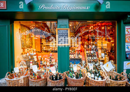 HONFLEUR, Frankreich - September 06, 2017: Street View mit schönen Store Front mit Getränken in der Altstadt von Honfleur, Normandie in Frankreich Stockfoto