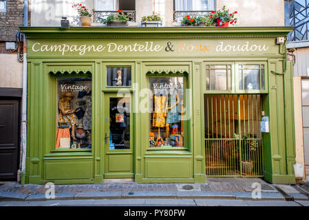 HONFLEUR, Frankreich - September 06, 2017: Street View mit schönen Store Front mit Kleidung in der Altstadt von Honfleur, Normandie in Frankreich Stockfoto