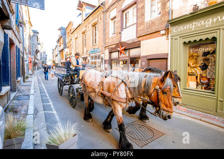 HONFLEUR, Frankreich - September 06, 2017: Pferde eine Kutschfahrt mit Touristen auf der Straße in der Altstadt von Honfleur Stockfoto