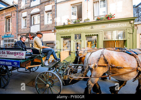 HONFLEUR, Frankreich - September 06, 2017: Pferde eine Kutschfahrt mit Touristen auf der Straße in der Altstadt von Honfleur Stockfoto