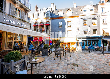 HONFLEUR, Frankreich - September 06, 2017: Street View mit alten Gebäuden und Touristen in Honfleur, berühmte französische Stadt in der Normandie Stockfoto