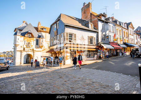 HONFLEUR, Frankreich - September 06, 2017: Street View mit alten Gebäuden und Touristen in Honfleur, berühmte französische Stadt in der Normandie Stockfoto