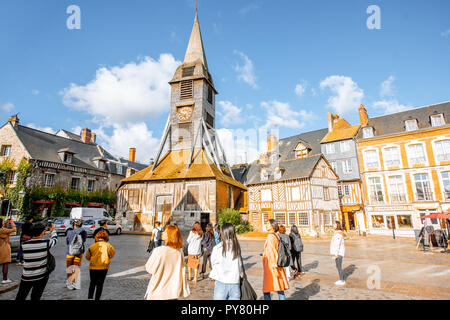 HONFLEUR, Frankreich - 07 September, 2017: Street View mit Saint Catherine alte Holzkirche in Honfleur, berühmte französische Stadt in der Normandie Stockfoto