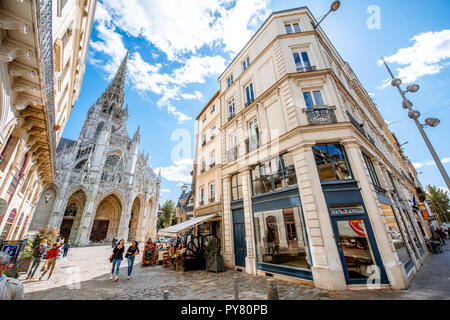 ROUEN, Frankreich - 07 September, 2017: Street View mit Saint Quay Portrieux gotische Kathedrale während der sonnigen Tag in Rouen Stockfoto