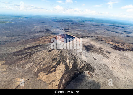 Luftaufnahme von Puu Ooo vulkanischen Kegel auf der grossen Insel von Hawaii. Vulkanisches Gas gesehen werden kann, der aus dem Krater. Stockfoto