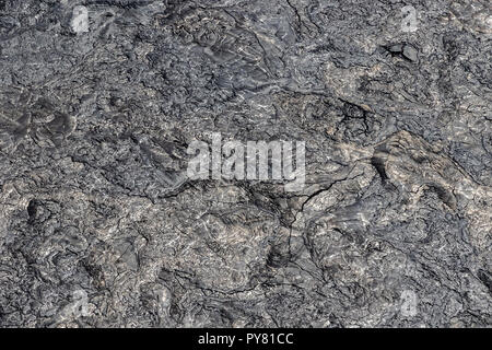 Luftaufnahme von Puu Ooo vulkanischen Pahoehoe-lava Feld aus den letzten Eruption. Die Oberfläche ist Wirbelte und Falten, Risse von der Kühlung. Stockfoto