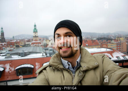 Nachdenkliche junge europäische Student auf blurry Stadt Hintergrund. Forschung und Zukunft Lächeln optimistisch Konzept. Stockfoto