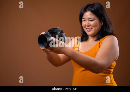 Schöne Übergewicht asiatische Frau Fotograf mit der Kamera Stockfoto