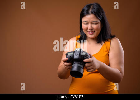 Schöne Übergewicht asiatische Frau Fotograf mit der Kamera Stockfoto