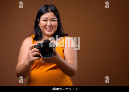 Schöne Übergewicht asiatische Frau Fotograf glücklich lächelnd Stockfoto