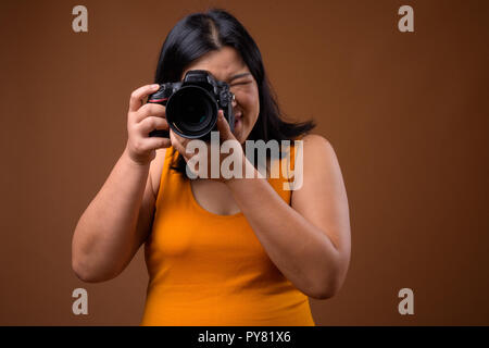 Schöne Übergewicht asiatische Frau Fotograf unter Bild Stockfoto