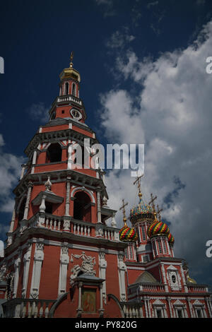 Außenansicht der Kirche der Geburt der Jungfrau Maria, aka Krippe oder Stroganov in Nizhny Novgorod, Russland Stockfoto