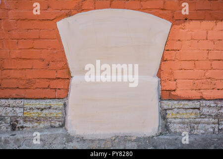Rot und Grau rauh lackiert Ziegel Wand mit weißer Beton detail. Leere lackiert Element auf städtischen Ziegel Wand als Kopie Raum Stockfoto