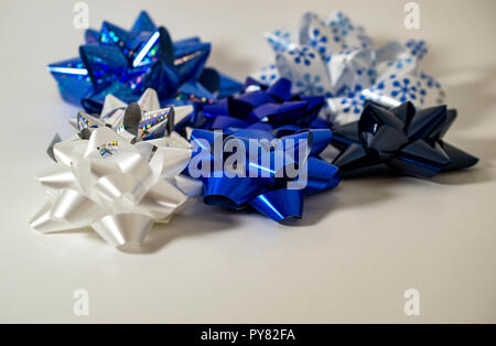 Mehrere Weihnachtsferien bug Bänder in Blau, Dunkelblau, Weiß. Zimmer für Kopieren. Licht weißen Hintergrund. Stockfoto