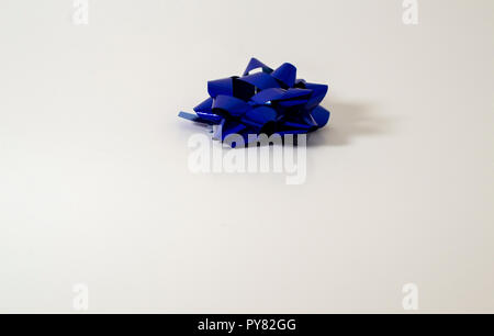 Ein (1) Blue Christmas Holiday Schleifenband auf hellen Hintergrund. Viel Platz für Weihnachten oder Urlaub zu kopieren. Stockfoto