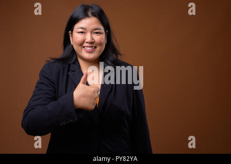 Happy Übergewicht asiatischen Geschäftsfrau, Daumen hoch Stockfoto