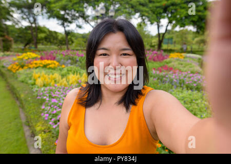 Persönliche Sicht der Schönen übergewichtige Frau unter selfie in Park Stockfoto