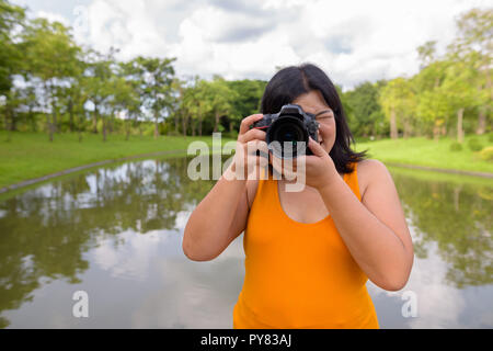 Schöne Übergewicht asiatische Frau Fotograf nicht in Park Stockfoto