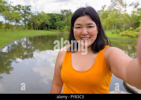 Persönliche Sicht der Schönen übergewichtige Frau unter selfie in Park Stockfoto