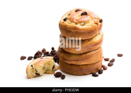 Stapel von Rosinen Brötchen isoliert auf weißem Stockfoto