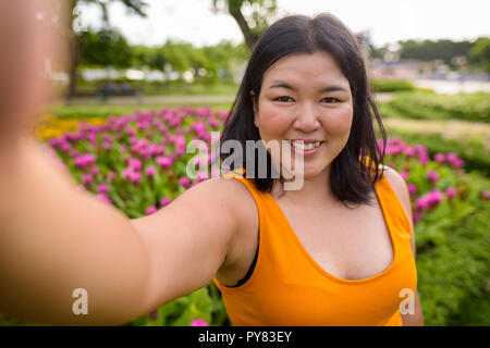 Persönliche Sicht der Schönen übergewichtige Frau unter selfie in Park Stockfoto