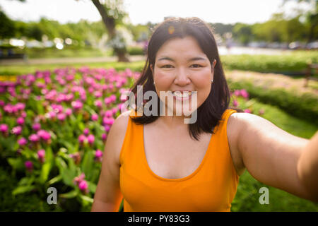 Persönliche Sicht der Schönen übergewichtige Frau unter selfie in Park Stockfoto