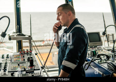 Marine nautischer Offizier ist Berichterstattung von UKW-Radio Stockfoto